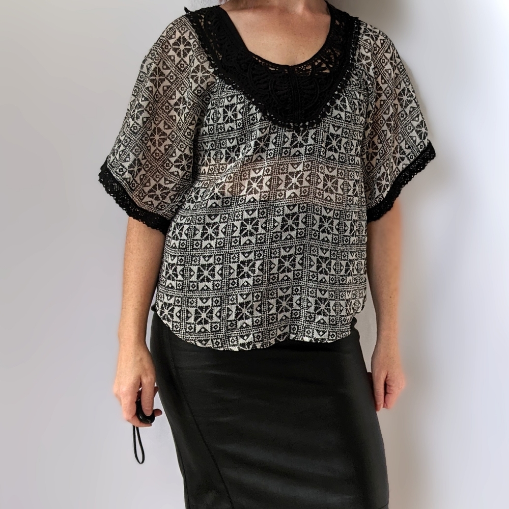 Semi sheer black & white geometric print, sz M. Batwing blouse